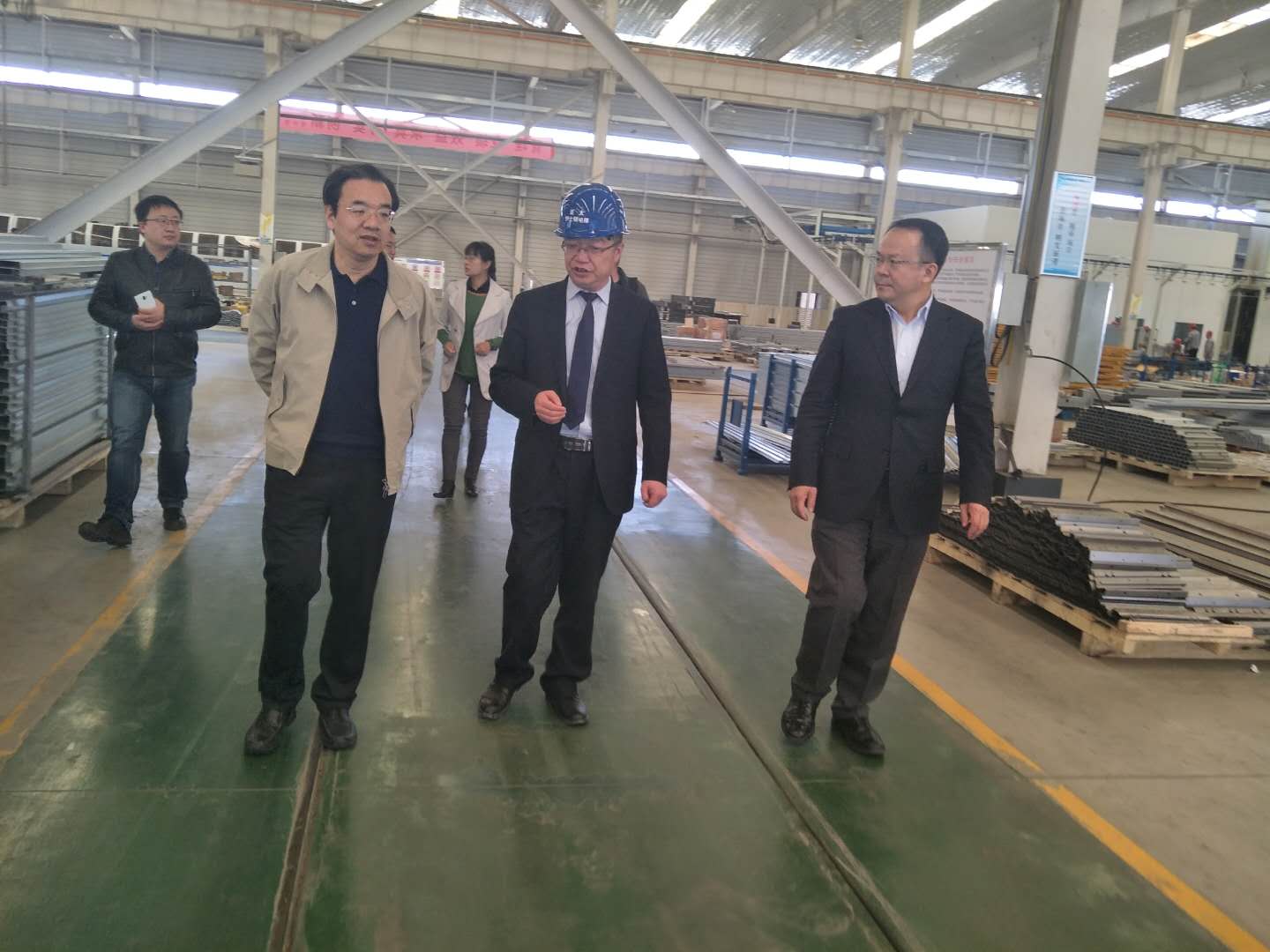 財(cái)政部駐甘專員辦事處黨組書記楊瑞金，蘭州市副市長牛向東一行參觀考察蘭州新區(qū)亞太伊士頓電梯廠
